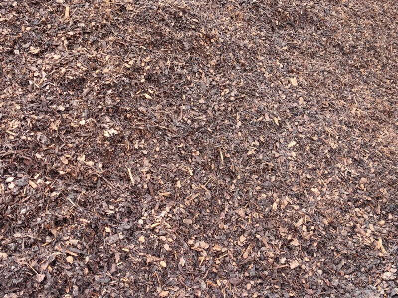 Rindenmulch lose, wir laden mit dem Schaufellader